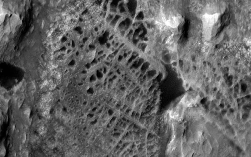 ناسا ترصد لغز تشكيلات شبكات العنكبوت الغامضة على سطح كوكب المريخ